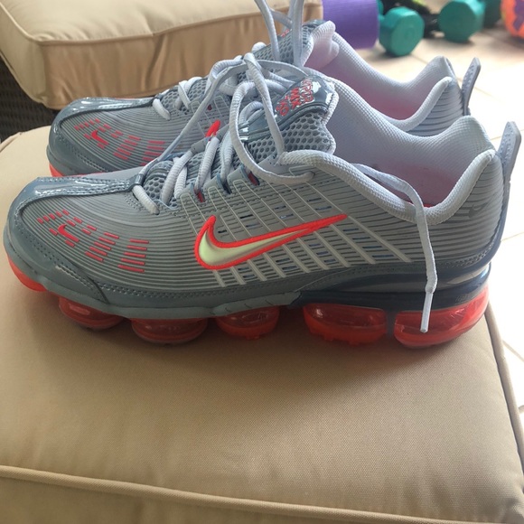nike air vapormax 360 sky grey flash crimson